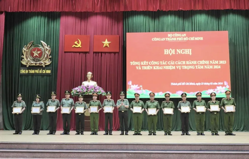 Có 22 tập thể và 25 cá nhân được Giám đốc CATP khen thưởng. Ảnh: CA Công an TP.HCM tổng kết công tác cải cách hành chính năm 2023