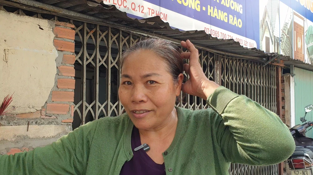 Bà Thoan cho biết con khỉ đã cắn trúng chân của mình hôm mùng 8 Tết. Ảnh: NT Khỉ đực cổ có đeo xích sắt tấn công 4 người ở quận 12