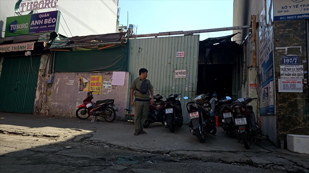 Hiện nguyên nhân và thiệt hại trong vụ cháy đang được điều tra. Ảnh: HT Cháy kho vải ở Bình Tân, người dân chạy bộ đi báo cảnh sát