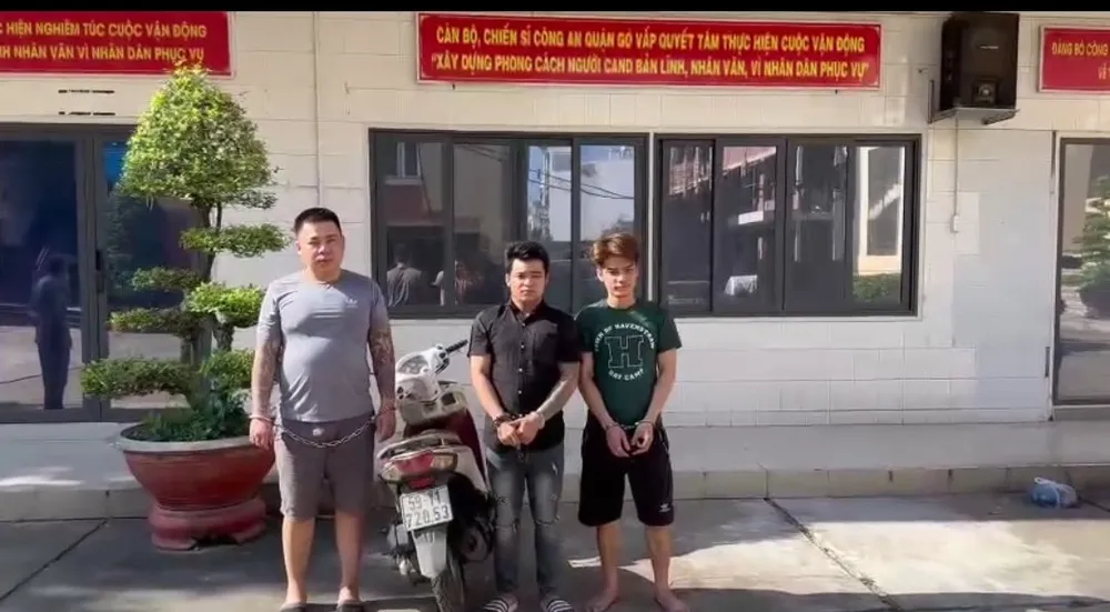 Đức (bên phải ngoài cùng), Tín và Vũ nhanh chóng bị bắt. Ảnh: HT Chưa đầy 24 giờ, Công an Gò Vấp bắt 3 người sau vụ cướp giật ở đường Thống Nhất