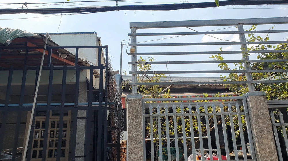 Khu vực hàng rào nơi nam thanh niên trộm chim leo vào nhà ông H. Ảnh: NT 3 thanh niên trộm 7 lồng chim giá tiền triệu Hóc Môn