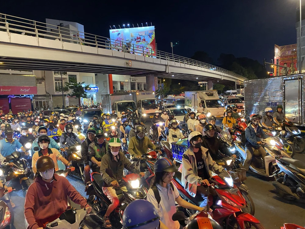 Cửa hàng gỗ mỹ nghệ ở đường Cộng Hòa cháy, cửa ngõ Tân Sơn Nhất ùn ứ