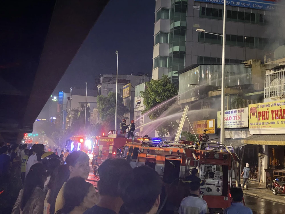 Cửa hàng gỗ mỹ nghệ ở đường Cộng Hòa cháy, cửa ngõ Tân Sơn Nhất ùn ứ
