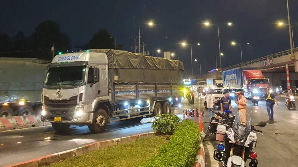 2 người chết sau tai nạn giữa xe tải và xe máy ở An Sương