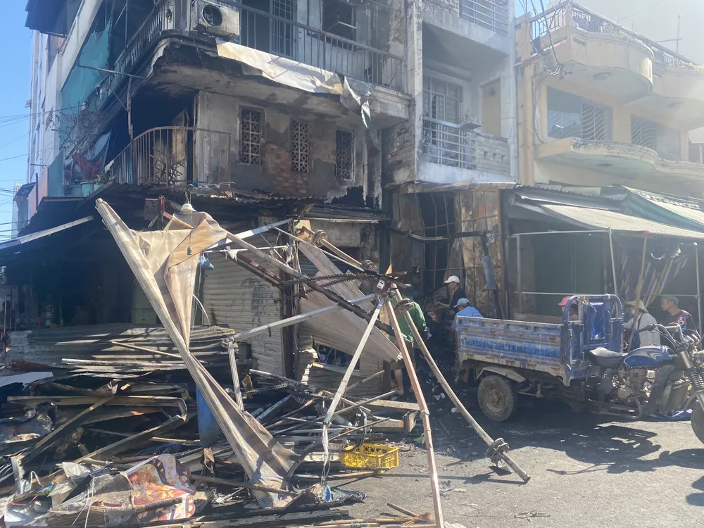 Ki ốt bán quần áo cháy dữ dội ở gần Chợ Hiệp Tân, quận Tân Phú