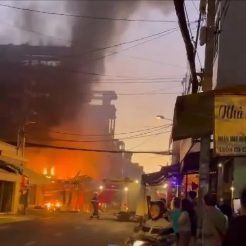 Ki ốt bán quần áo cháy dữ dội ở gần Chợ Hiệp Tân, quận Tân Phú