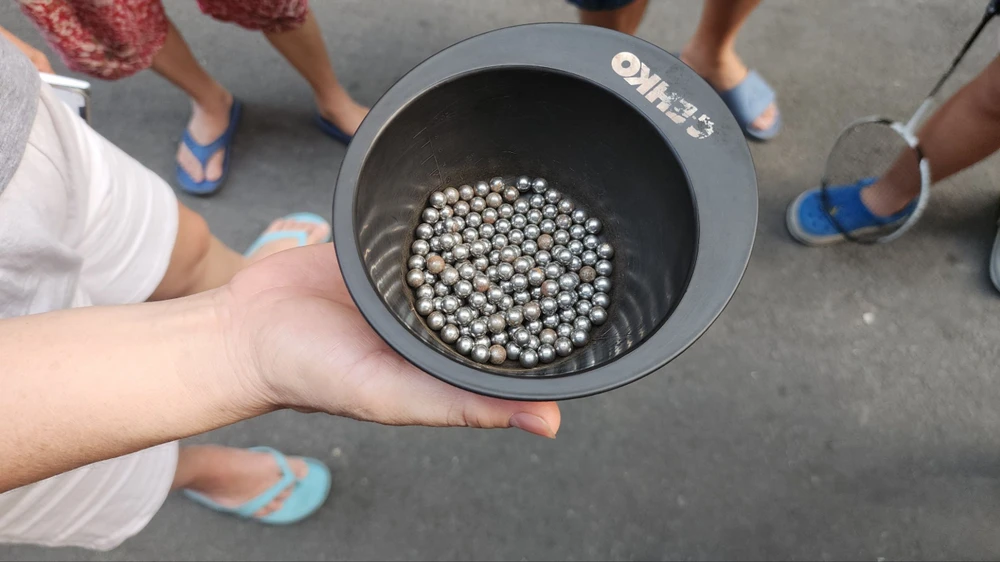 Công an tìm thủ phạm ‘bắn bi sắt’ trúng nhiều nhà dân, ô tô gần Tân Sơn Nhất