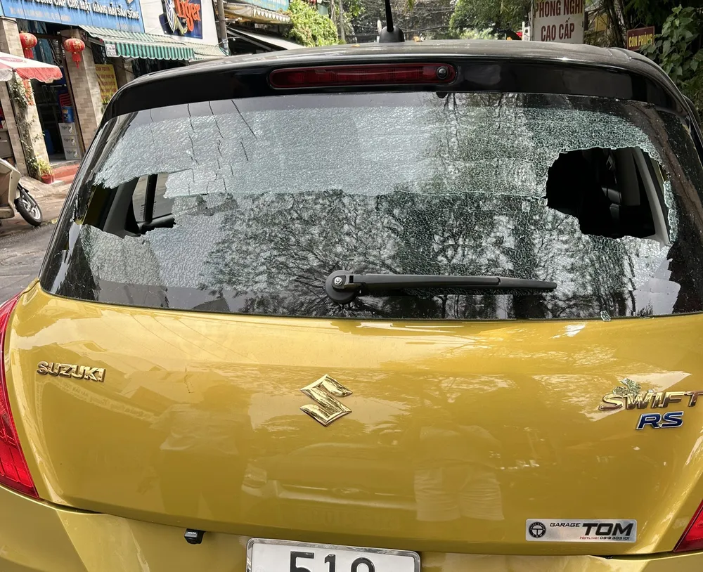 Công an truy tìm thủ phạm vụ nhà dân và ô tô trúng bi sắt gần Tân Sơn Nhất