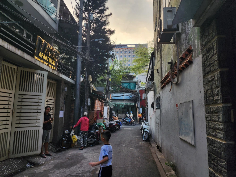 Công an tìm thủ phạm ‘bắn bi sắt’ trúng nhiều nhà dân, ô tô gần Tân Sơn Nhất