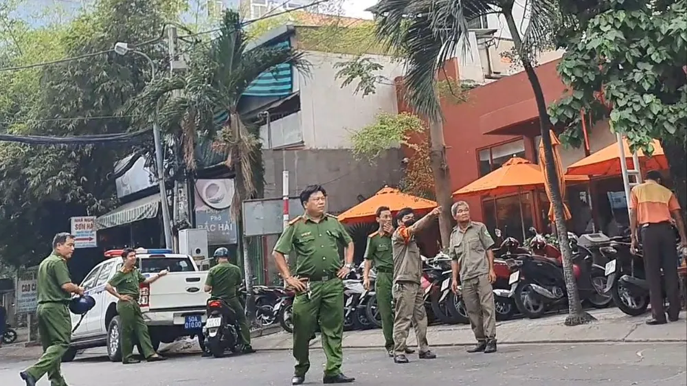 Công an truy tìm thủ phạm vụ nhà dân và ô tô trúng bi sắt gần Tân Sơn Nhất