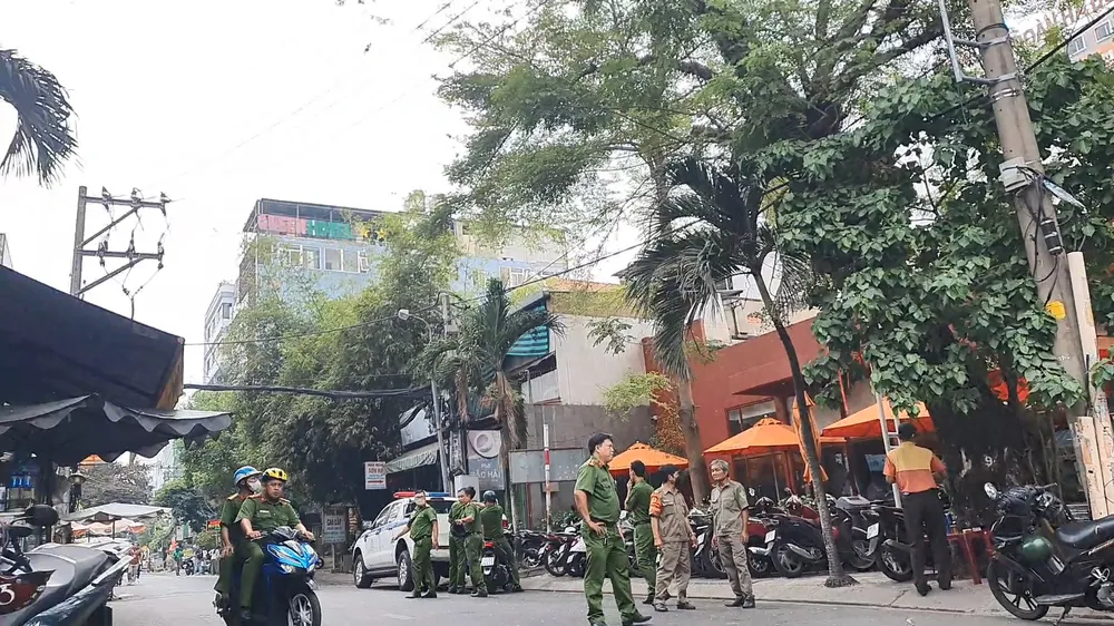 Công an truy tìm thủ phạm vụ nhà dân và ô tô trúng bi sắt gần Tân Sơn Nhất