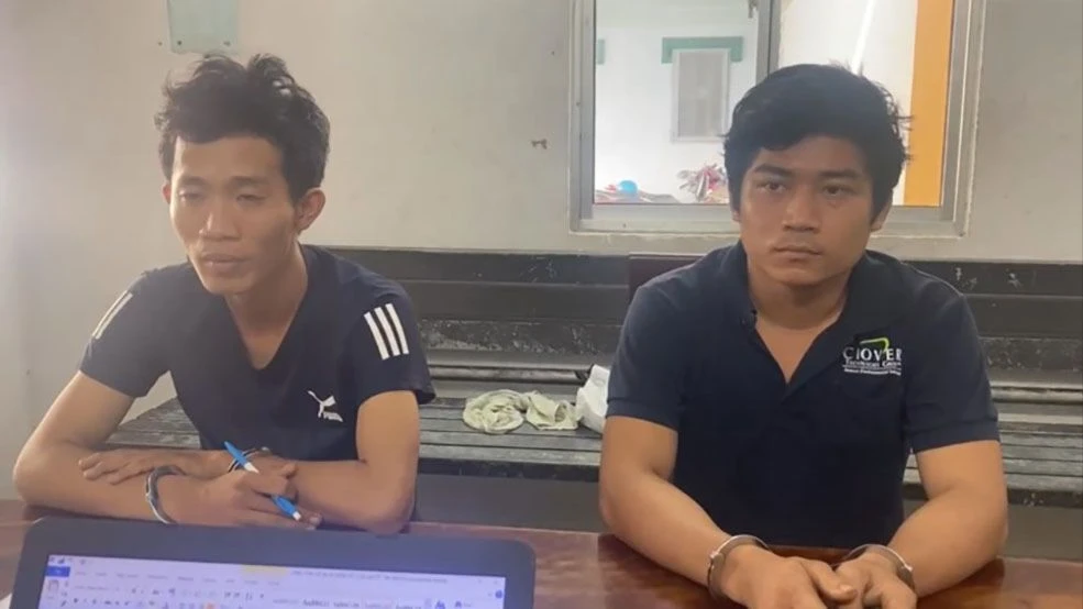Thanh và Tú tại cơ quan điều tra. Ảnh: HT Nam shipper té xe khi tông cướp giật ở Củ Chi