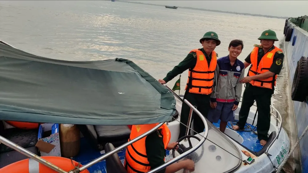 Sà lan chìm sau khi va trúng tàu chở hơn 3 ngàn tấn clinke ở sông Soài Rạp