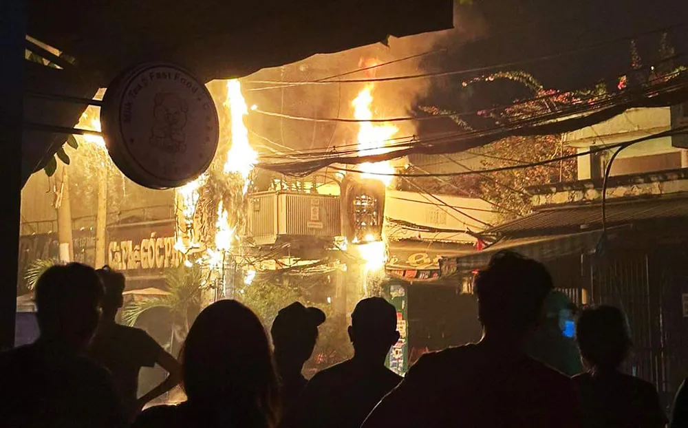 Cháy máy biến áp ở Bình Tân, hàng trăm hộ dân mất điện