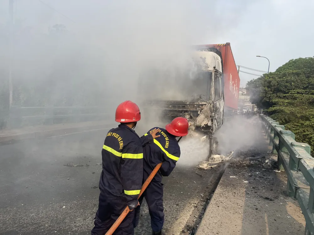 27 cảnh sát PCCC bảo vệ được thùng container trong vụ cháy xe trên cầu Xáng