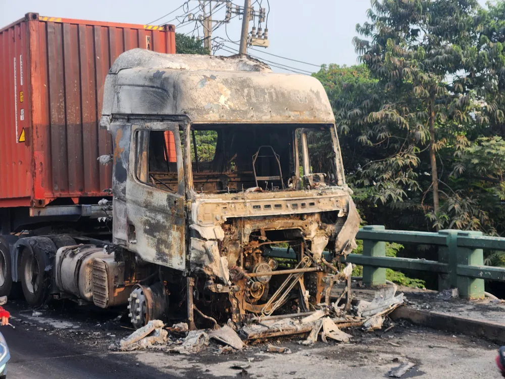 27 cảnh sát PCCC bảo vệ được thùng container trong vụ cháy xe trên cầu Xáng