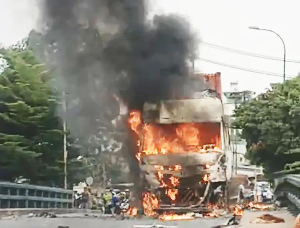 27 cảnh sát PCCC bảo vệ được thùng container trong vụ cháy xe trên cầu Xáng