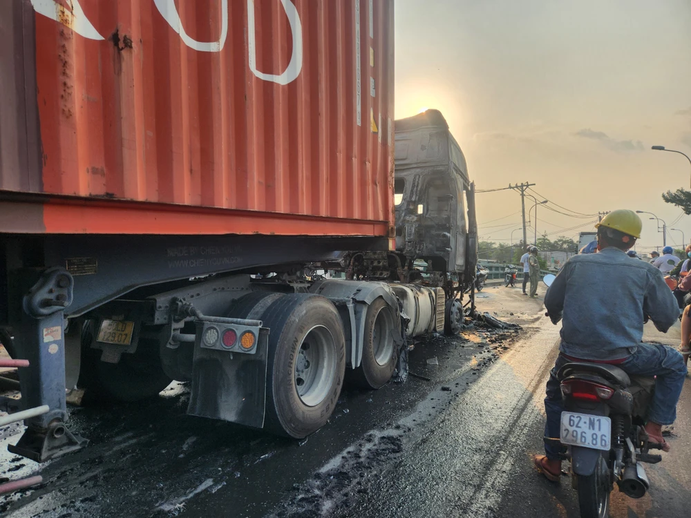 Ảnh hưởng từ vụ cháy xe khiến giao thông qua khu vực gặp khó khăn. Ảnh: HT Xe container đang chạy bốc cháy dữ dội trên cầu Xáng
