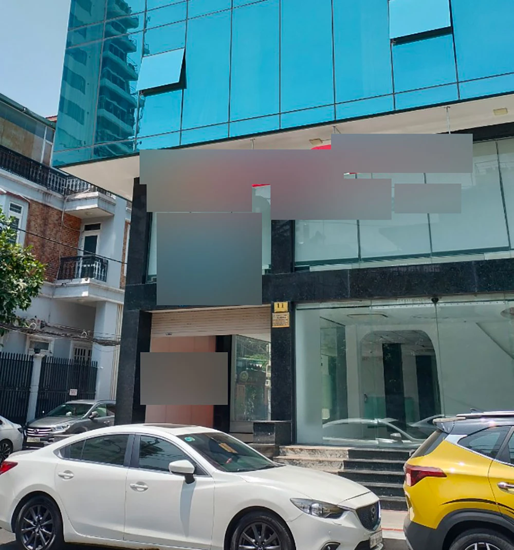 Ông L tới tòa nhà trên địa bàn quận Bình Thạnh là nơi đăng ký trụ sở công ty nhưng không tìm được thông tin nào. Ảnh: HT Thấp thỏm lo âu vì bỗng nhiên trở thành giám đốc công ty