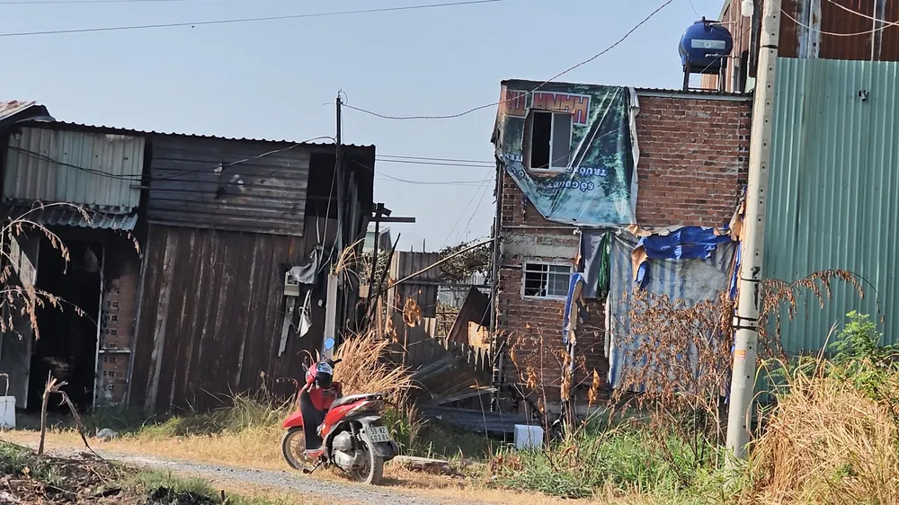 Khu vực cháy có một số căn nhà tạm. Ảnh: HT Người chủ lao vào đám cháy cứu hai con chó ở Bình Chánh