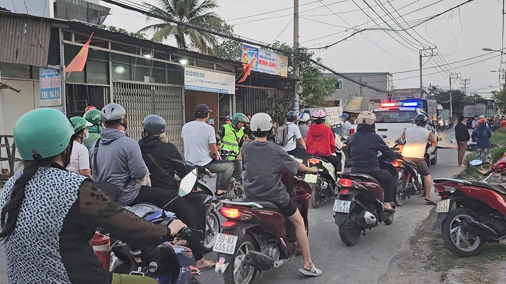 Đến hơn 19 giờ cùng ngày, hiện trường mới được cơ quan chức năng xử lý xong. Ảnh: HT Vượt xe tải trên đường Vĩnh Lộc, thanh niên gặp tai nạn tử vong