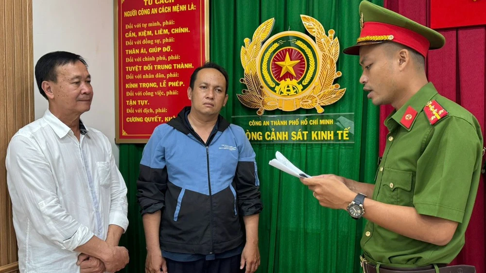 Bắt cán bộ hải quan