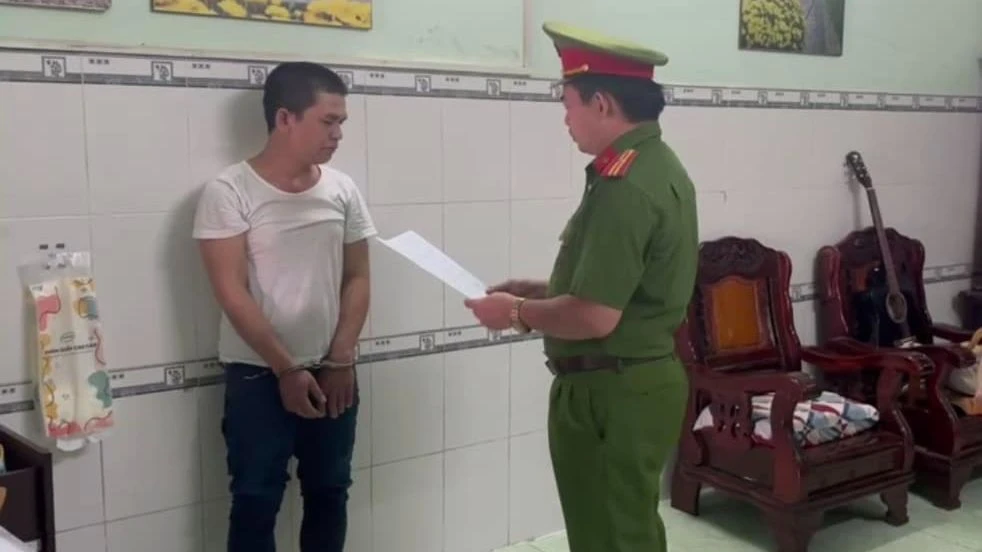 Công an thực hiện việc bắt, khám xét nơi ở của Quốc Anh để điều tra về hai hành vi. Ảnh: CA Thông tin mới vụ ‘vờ giúp người bị tai nạn để lấy tài sản’ ở Củ Chi
