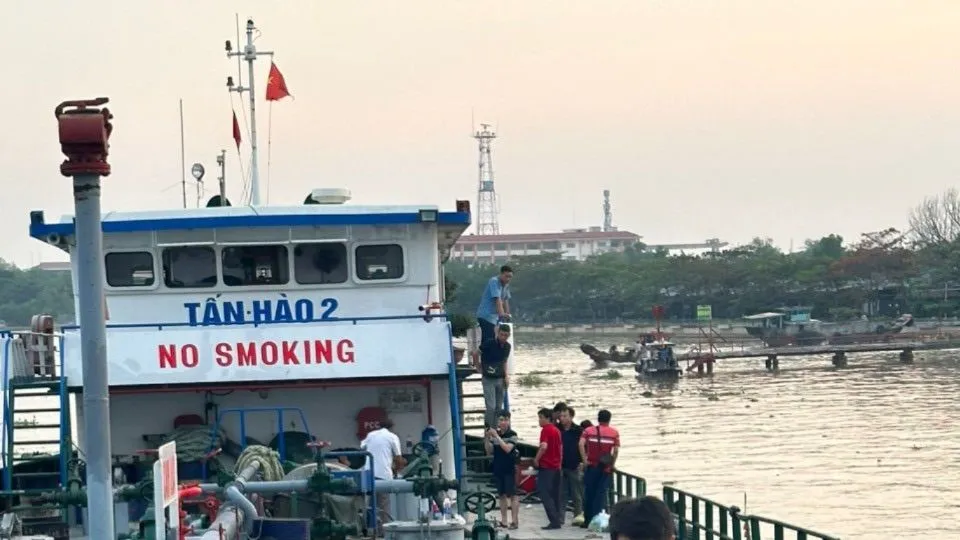 Đường dây buôn dầu lậu liên quan 2 cán bộ hải quan hoạt động ra sao