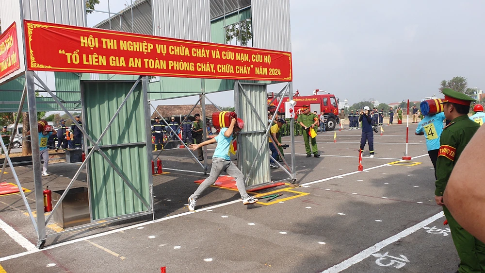 Có 12 đội thi với 132 thí sinh của 11 phường đại diện cho 342 Tổ liên gia an toàn phòng cháy, chữa cháy trên địa bàn quận 12. Ảnh: NT 12-to-lien-gia-an-toan-pccc-lan-dau-tranh-tai-o-hoi-thi-cap-quan-3.jpg