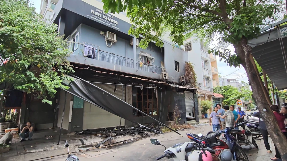 Khoảng 20 người ở Tân Phú đẩy xe ô tô tránh khỏi đám cháy nhà