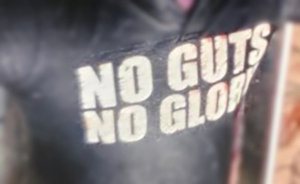 Thi thể người đàn ông mặc áo có chữ ‘no guts no glory’ trôi trên Kênh Nước Đen