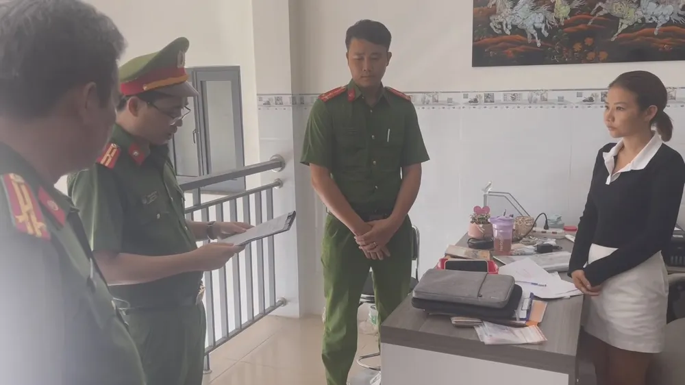 Bắt đường dây mở, mua bán hàng trăm ngàn tài khoản ngân hàng