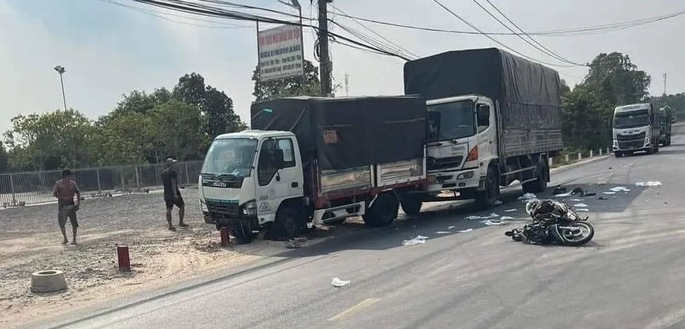 Bị xe tải tông tử vong sau khi phanh gấp, trượt té trên đường