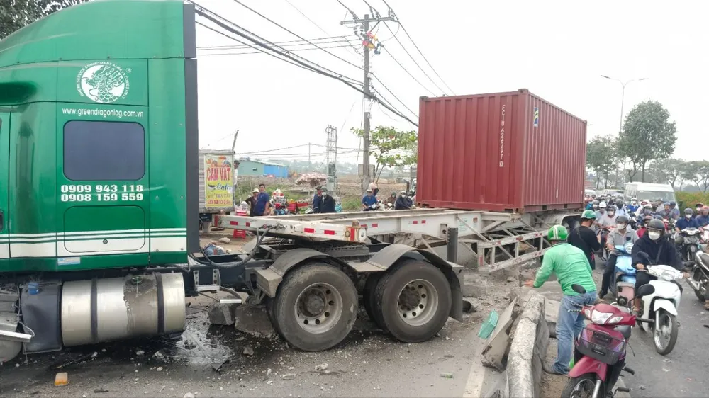 Container cuốn 3 người đi xe máy vào gầm ở Quốc lộ 22