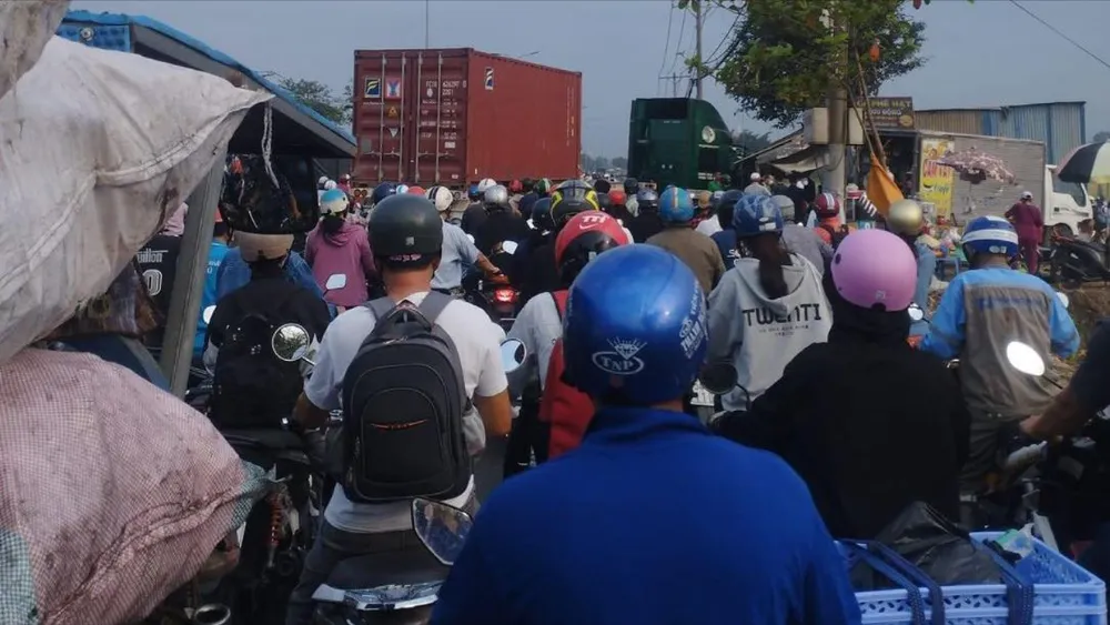 Container cuốn 3 người đi xe máy vào gầm ở Quốc lộ 22