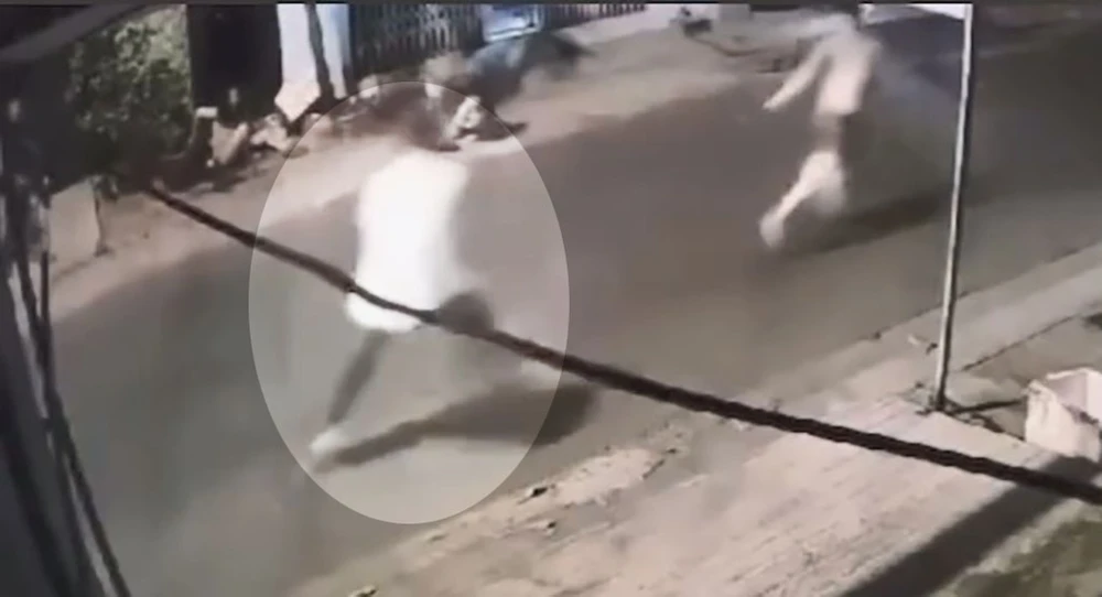 Sau khi đâm gục bà T, nam thanh niên cầm hung khí truy sát ông H. Ảnh cắt từ clip dien-bien-moi-vu-an-mang-tu-viec-cho-phong-ue-qua-camera-an-ninh-2.jpg