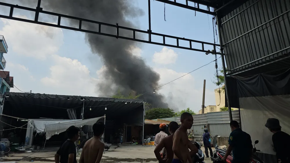 Khói lửa bốc cao từ vụ cháy. Ảnh: HT Cháy lớn khu đất ngàn mét vuông, nhiều người hò nhau đẩy ô tô, xe máy...
