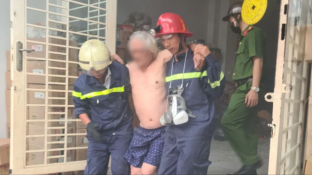 Cảnh sát PCCC&CNCH, Công an quận Gò Vấp cũng đến hiện trường phối hợp, đưa cụ ông 71 tuổi ra ngoài. Ảnh: PC07 Tổ liên gia mau chóng dập lửa cháy nhà, thiệt hại chỉ còn 300 ngàn ở Gò Vấp