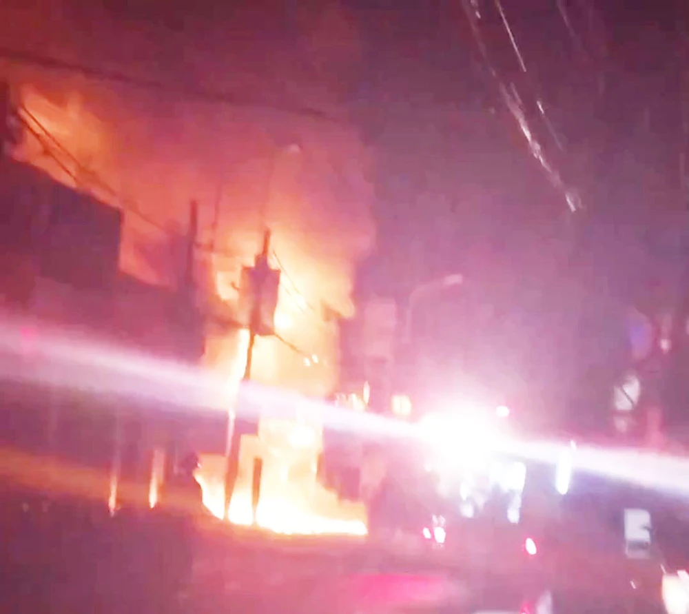 Cháy nhà ở Tân Bình lúc 1 giờ sáng, 6 người chạy kịp