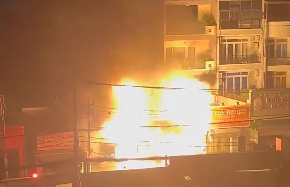 Cháy nhà ở Tân Bình lúc 1 giờ sáng, 6 người chạy kịp