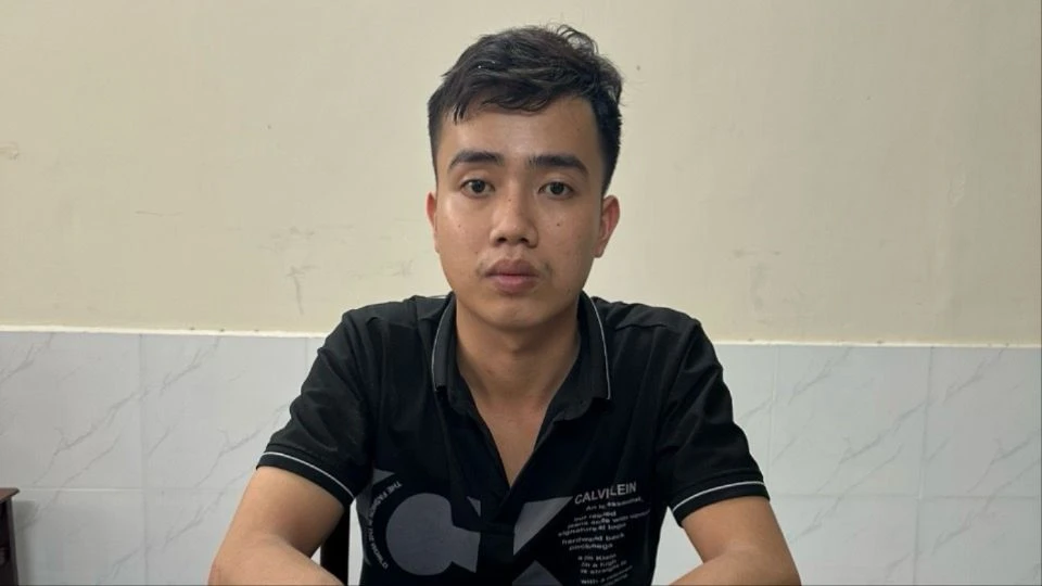 Tại cơ quan điều tra, Khoa đã khai nhận hành vi. Ảnh: CA Công an trả lại tài sản của cô gái bị giết, phi tang thi thể ở Thủ Đức cho gia đình