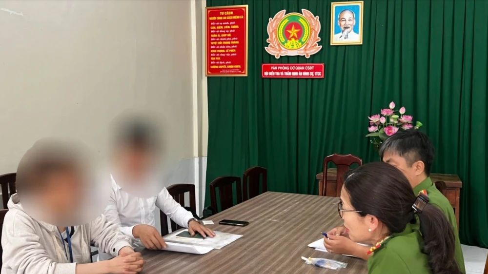 Cơ quan CSĐT Công an TP.HCM đã trả lại tài sản của chị T cho gia đình. Ảnh: CA Công an trả lại tài sản của cô gái bị giết, phi tang thi thể ở Thủ Đức cho gia đình