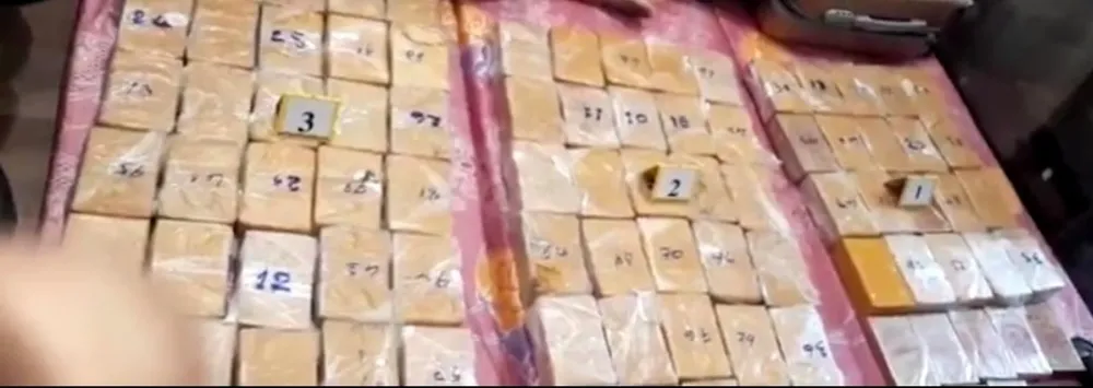 Công an thu giữ 184 bánh heroin tang vật. Ảnh: CA Quận 1: Nhóm người Đài Loan chuẩn bị ‘ép’ 184 bánh ma túy vào vỏ pin