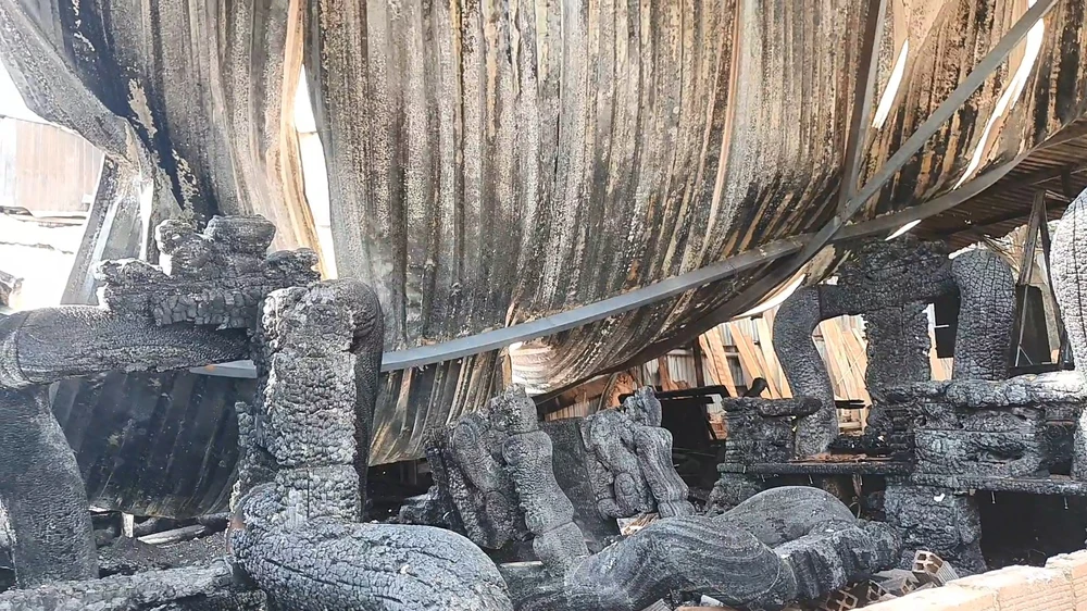 Một số bộ bàn ghế với kích thước khủng bị lửa thiêu rụi. Ảnh: NT Cháy xưởng gỗ lúc 1 giờ sáng, nhiều bộ bàn ghế khủng bị cháy thành than