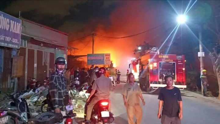 Xưởng gỗ ở trên đường Hiệp Thành 51 bất ngờ bùng cháy dữ dội lúc 1 giờ sáng. Ảnh: NT Cháy xưởng gỗ lúc 1 giờ sáng, nhiều bộ bàn ghế khủng bị cháy thành than