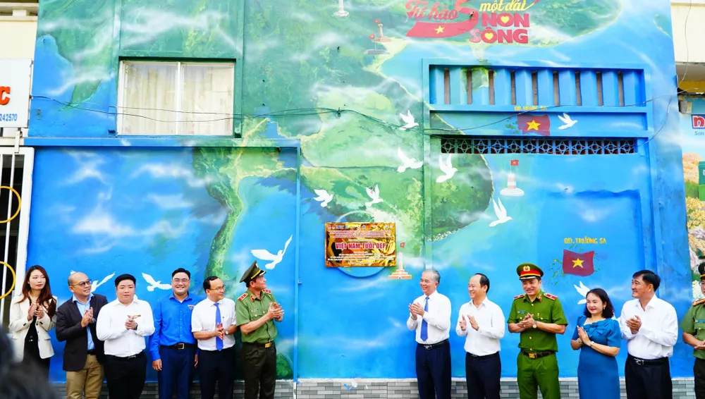 Bích họa 600 m2 góp phần chuyển hóa địa bàn ở quận 1