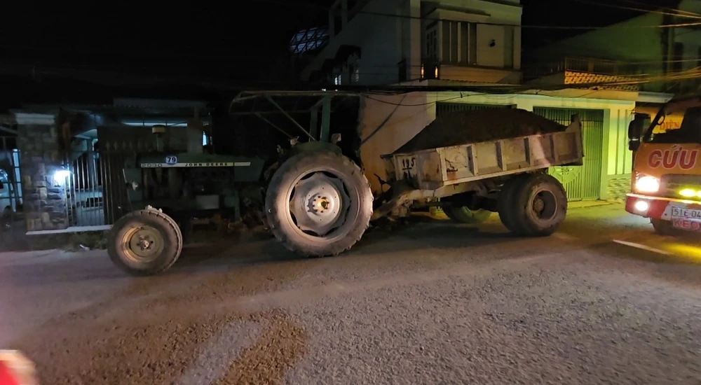 Đến tối cùng ngày, chiếc máy cày trong vụ tai nạn được đưa khỏi hiện trường. Ảnh: HT Người đàn ông bị máy cày cán chết sau khi đi thăm con về ở Bình Chánh
