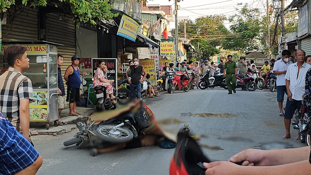 Công an phong tỏa hiện trường, khám nghiệm điều tra vụ tai nạn giữa xe máy và máy cày. Ảnh: HT Người đàn ông bị máy cày cán chết sau khi đi thăm con về ở Bình Chánh