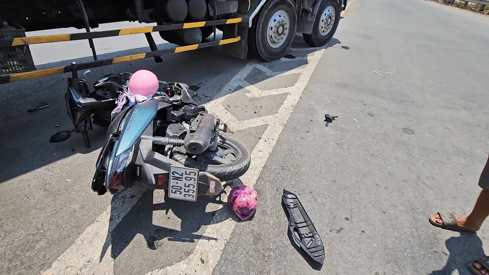 Va chạm xe tải, 2 mẹ con trọng thương kẹt bên hông xe tải