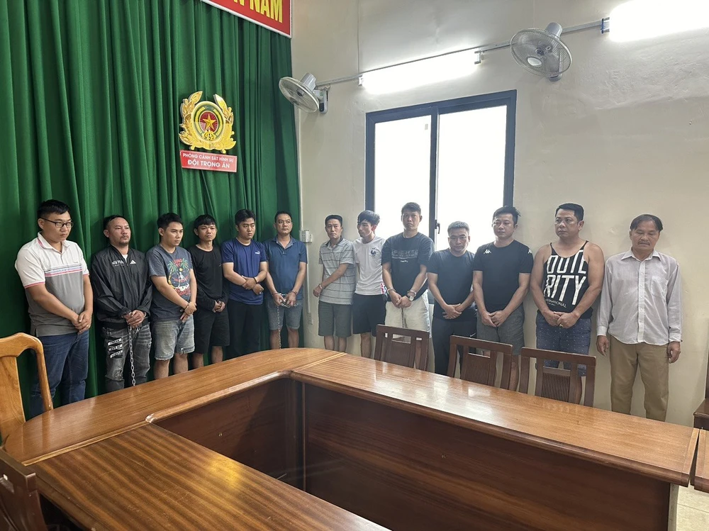 Công an bước đầu xác định số tiền tham gia cá độ trong đường dây này là trên 100 tỉ đồng. Ảnh: CA Đường dây đánh bạc qua trang ibet888 đã bị công an bắt